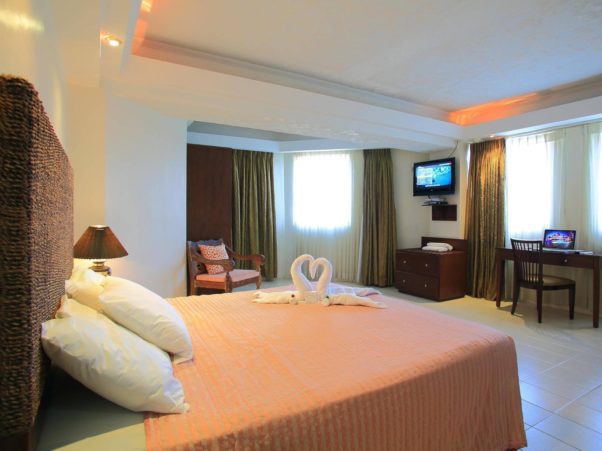 Wild Orchid Beach Resort Olongapo Exterior photo
